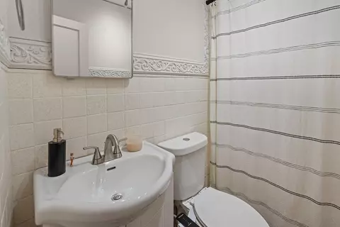 Bath - 504 E Cozy St, Springfield, MO 65807 photo 1 of 1
