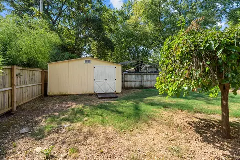 Exterior - 504 E Cozy St, Springfield, MO 65807 photo 6 of 8