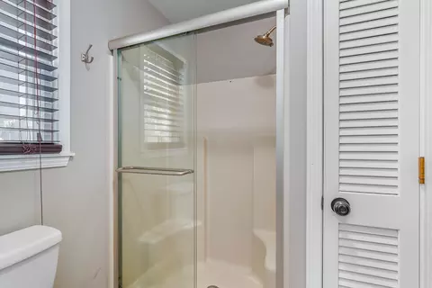 Bath - 228 E Osage Dr, Springfield, MO 65810 photo 4 of 5