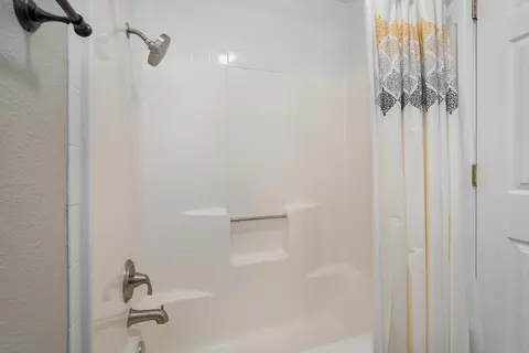 Bath - 228 E Osage Dr, Springfield, MO 65810 photo 2 of 5