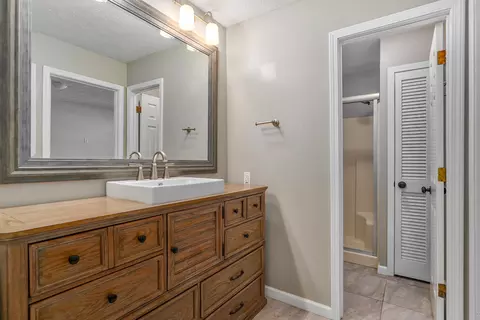Bath - 228 E Osage Dr, Springfield, MO 65810 photo 3 of 5