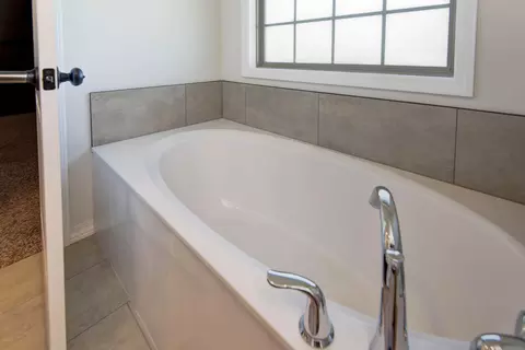 Bath - 517 N Stella Ct, Willard, MO 65781 photo 3 of 5