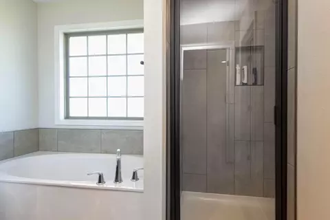 Bath - 517 N Stella Ct, Willard, MO 65781 photo 4 of 5