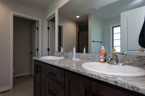 Bath - 517 N Stella Ct, Willard, MO 65781 photo 2 of 5