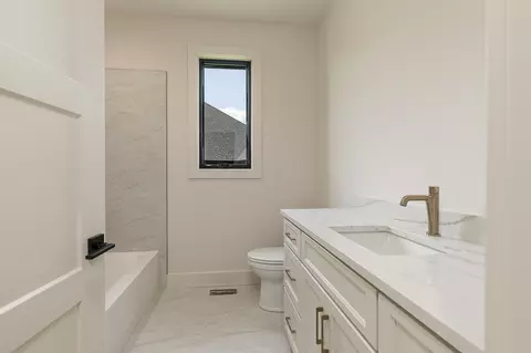 Bath - 5498 E Cavalcade Ln, Springfield, MO 65802 photo 3 of 3