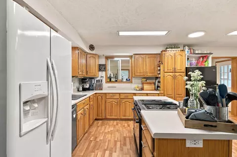 Kitchen - 23100 E Mockingbird Dr, Golden, MO 65658 photo 3 of 4