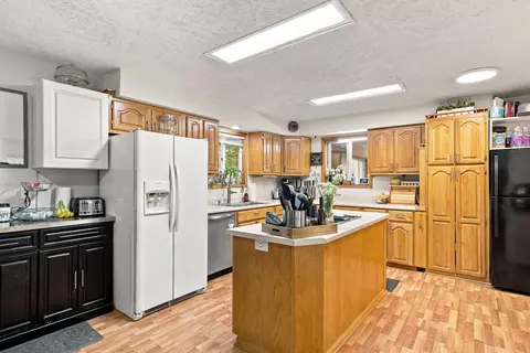 Kitchen - 23100 E Mockingbird Dr, Golden, MO 65658 photo 2 of 4