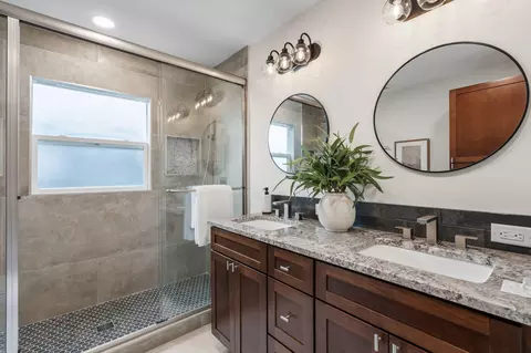 Bath - 1435 S Fairway Ave, Springfield, MO 65804 photo 7 of 9