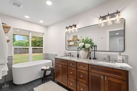 Bath - 1435 S Fairway Ave, Springfield, MO 65804 photo 1 of 9
