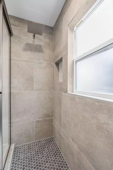 Bath - 1435 S Fairway Ave, Springfield, MO 65804 photo 8 of 9