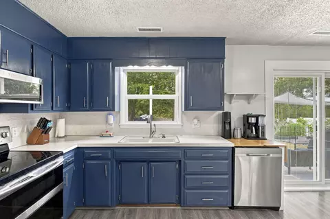 Kitchen - 1501 Ford Dr, Aurora, MO 65605 photo 2 of 4