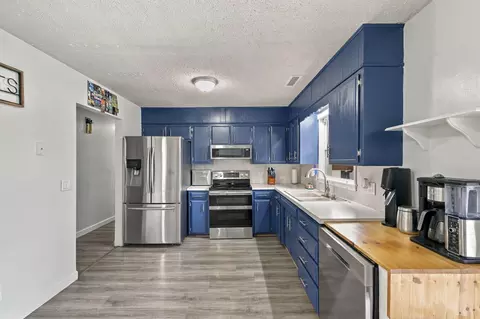 Kitchen - 1501 Ford Dr, Aurora, MO 65605 photo 3 of 4