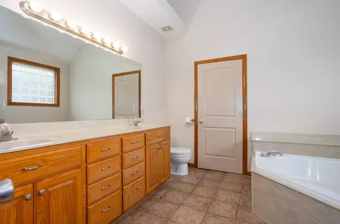 Bath - 1284 Evington Ct, Springfield, MO 65803 photo 2 of 2