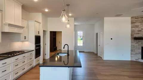 2423 E Swallow St, Springfield, MO 65804 photo 4