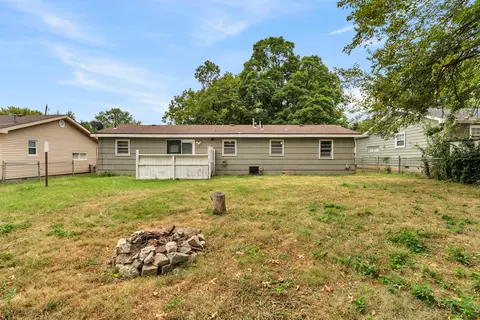 Exterior - 2643 E Belmont St, Springfield, MO 65802 photo 6 of 8