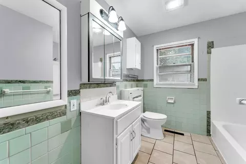 Bath - 2643 E Belmont St, Springfield, MO 65802 photo 1 of 3