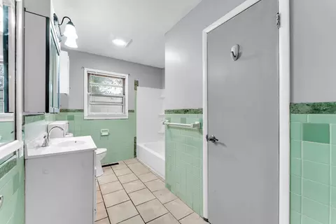 Bath - 2643 E Belmont St, Springfield, MO 65802 photo 2 of 3