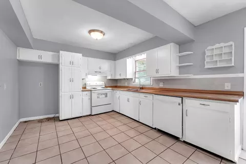Kitchen - 2643 E Belmont St, Springfield, MO 65802 photo 2 of 3