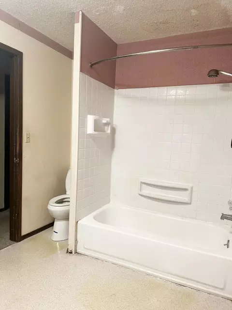 Bath - 5758 S Kimbrough Ave, Springfield, MO 65810 photo 3 of 4