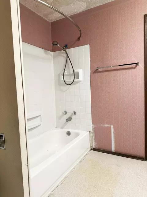 Bath - 5758 S Kimbrough Ave, Springfield, MO 65810 photo 2 of 4