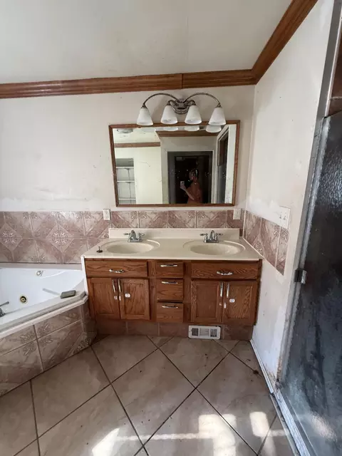Bath - 1701 W Chestnut St, Springfield, MO 65802 photo 3 of 3