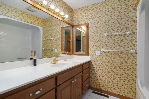 Bath - 1401 Dierker Dr, Monett, MO 65708 photo 1 of 8
