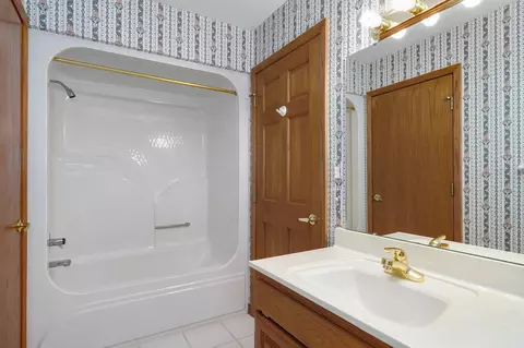 Bath - 1401 Dierker Dr, Monett, MO 65708 photo 7 of 8
