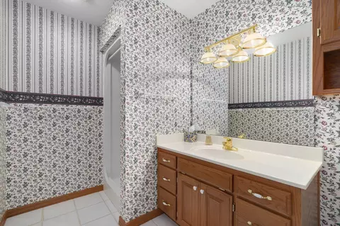 Bath - 1401 Dierker Dr, Monett, MO 65708 photo 3 of 8
