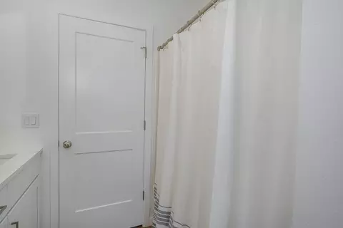 Bath - 1065 W Gaslight Dr, Springfield, MO 65810 photo 5 of 5