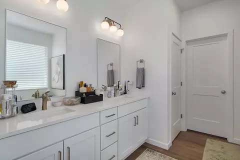 Bath - 1065 W Gaslight Dr, Springfield, MO 65810 photo 1 of 5