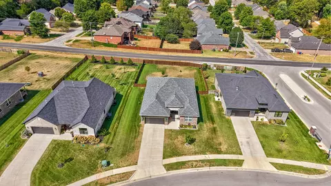 View/Area - 1065 W Gaslight Dr, Springfield, MO 65810 photo 2 of 7