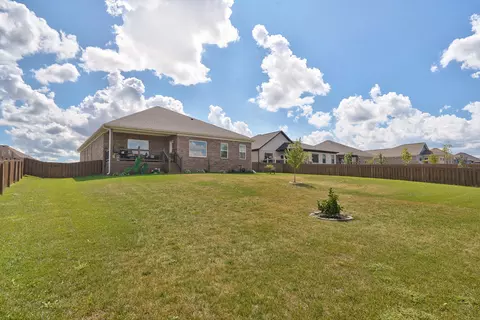 Exterior - 1065 W Gaslight Dr, Springfield, MO 65810 photo 7 of 10