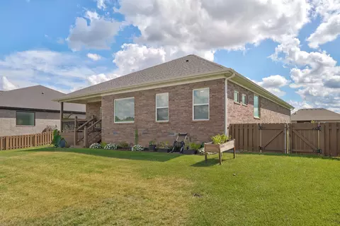 Exterior - 1065 W Gaslight Dr, Springfield, MO 65810 photo 9 of 10