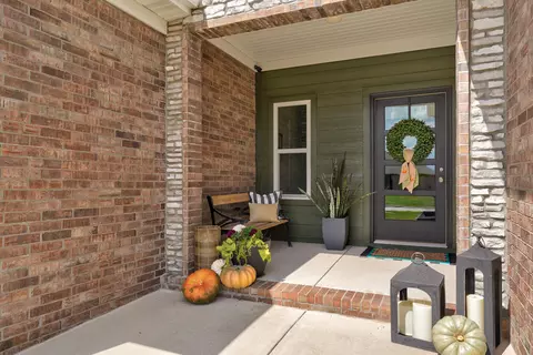 Exterior - 1065 W Gaslight Dr, Springfield, MO 65810 photo 2 of 10