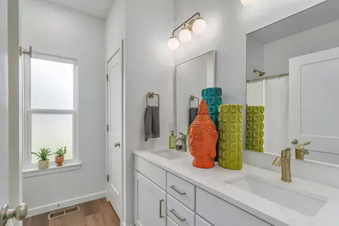 Bath - 1065 W Gaslight Dr, Springfield, MO 65810 photo 4 of 5