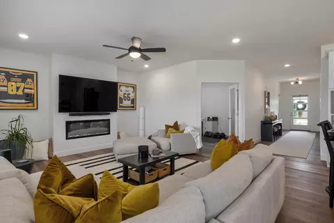 Living - 1065 W Gaslight Dr, Springfield, MO 65810 photo 2 of 3