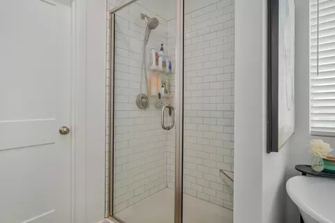 Bath - 1065 W Gaslight Dr, Springfield, MO 65810 photo 3 of 5