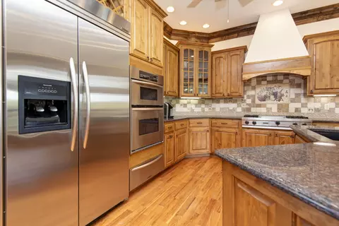 Kitchen - 6563 S Riverbridge Rd, Springfield, MO 65810 photo 2 of 5