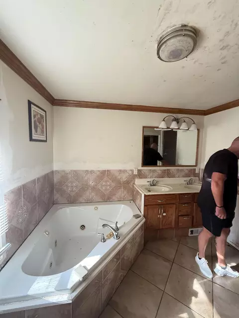 Bath - 1701 W Chestnut St #2050 NETTLETON, Springfield, MO 65802 photo 1 of 3