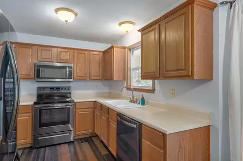 Kitchen - 1560 S Timbercreek Ave, Springfield, MO 65807 photo 2 of 3