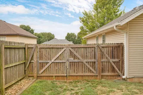 Exterior - 1560 S Timbercreek Ave, Springfield, MO 65807 photo 10 of 11