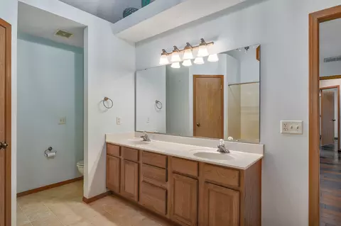 Bath - 1560 S Timbercreek Ave, Springfield, MO 65807 photo 2 of 3