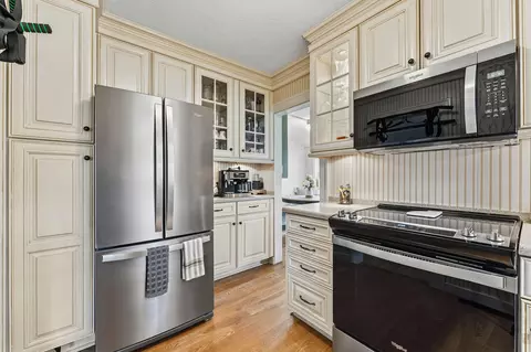 Kitchen - 1410 E Stanford St, Springfield, MO 65804 photo 3 of 4