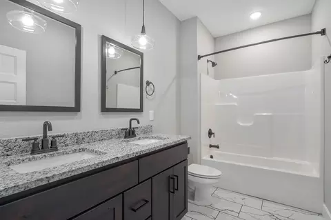Bath - 4898 S Sycamore Ave, Springfield, MO 65810 photo 4 of 4