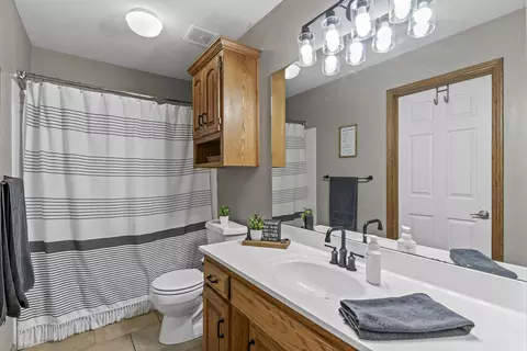 Bath - 4625 S Turnberry Ave, Springfield, MO 65810 photo 2 of 3