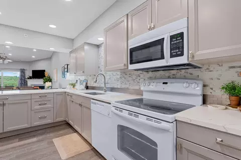 Kitchen - 350 S Wildwood Dr # E20, Branson, MO 65616 photo 3 of 5