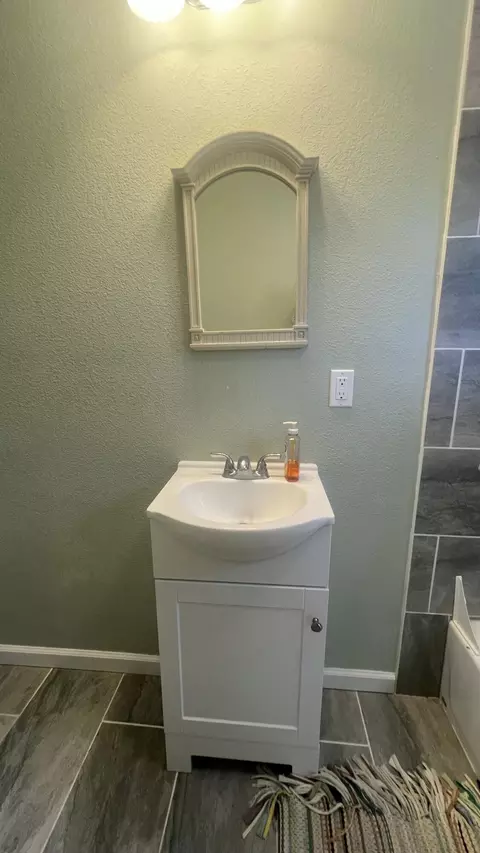 Bath - 905 S Griffith Ave, Aurora, MO 65605 photo 2 of 2