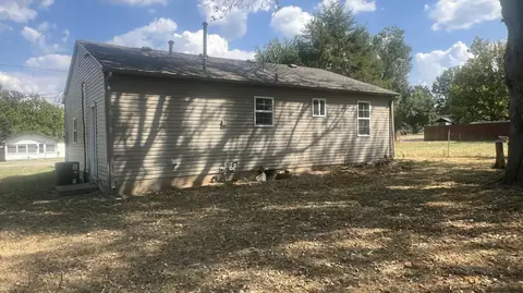 Exterior - 905 S Griffith Ave, Aurora, MO 65605 photo 3 of 6