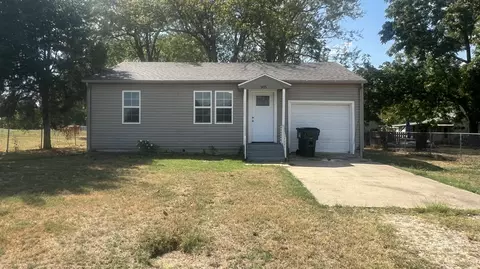 Exterior - 905 S Griffith Ave, Aurora, MO 65605 photo 2 of 6