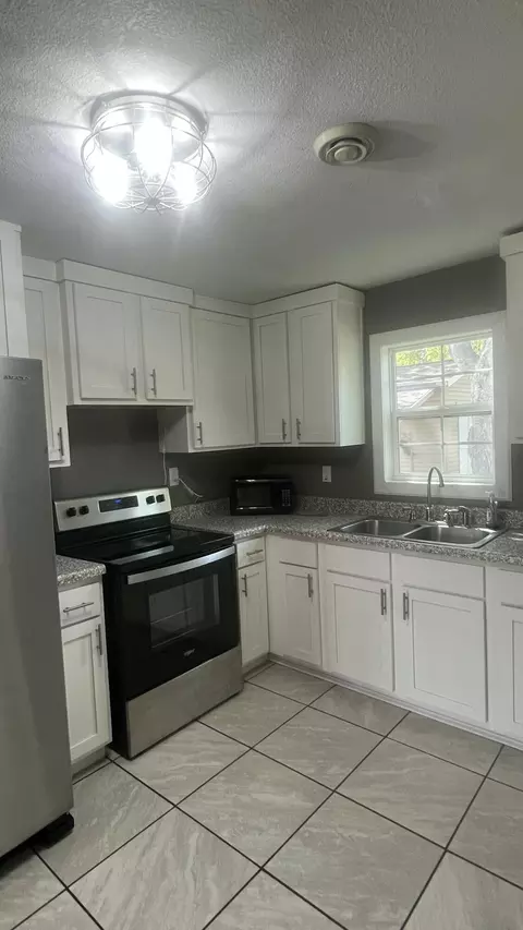 Kitchen - 905 S Griffith Ave, Aurora, MO 65605 photo 2 of 2